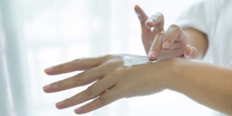 Agar Tidak Semakin Kering, Ini Urutan Tepat Pakai Hand Cream
