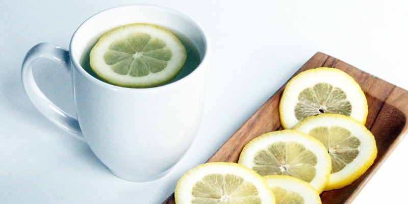 Manfaat Minum Segelas Air Hangat & Lemon di Pagi Hari