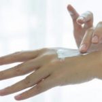 Agar Tidak Semakin Kering, Ini Urutan Tepat Pakai Hand Cream